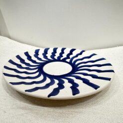 assiette en céramique blanche et bleue, fait main par des artisans marocains.