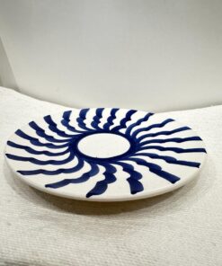 assiette en céramique blanche et bleue, fait main par des artisans marocains.