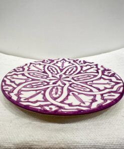 assiette en céramique de Fès mauve, fait main par des artisans marocains.