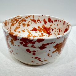bol en céramique blanc et rouge, fait main par des artisans marocains.