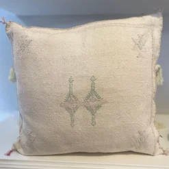 Coussin Sabra rose clair artisanal marocain avec motifs traditionnels