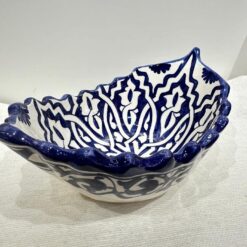 plat ovale en céramique artisanale, fait main par des artisans marocains.