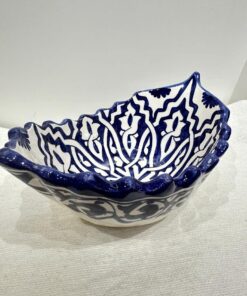 plat ovale en céramique artisanale, fait main par des artisans marocains.