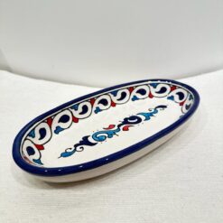plat ovale en céramique vintage, fait main par des artisans marocains.