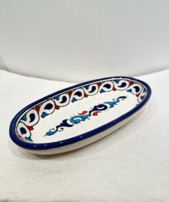 plat ovale en céramique vintage, fait main par des artisans marocains.