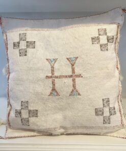 Coussin Sabra blanc artisanal marocain avec motifs traditionnels