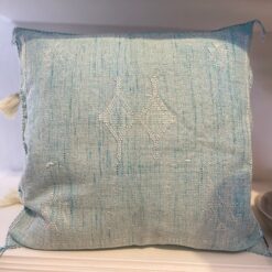Coussin Sabra bleu artisanal marocain avec motifs traditionnels