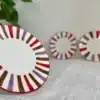 Assiette en céramique multicolore avec détails géométriques, idéale pour la décoration de table.