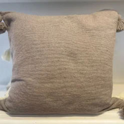 coussin à pompom beige traditionnel marocain, tissé à la main