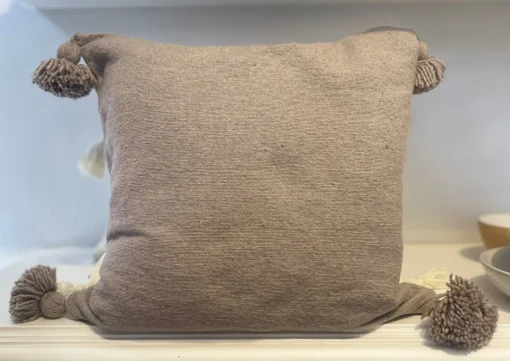 coussin à pompom beige traditionnel marocain, tissé à la main