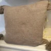 coussin à pompom beige traditionnel marocain, tissé à la main