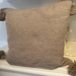 coussin à pompom beige traditionnel marocain, tissé à la main