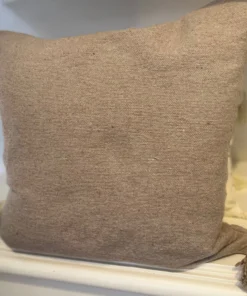 coussin à pompom beige traditionnel marocain, tissé à la main