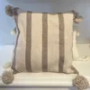 Coussin à pompon rayé en tissu naturel