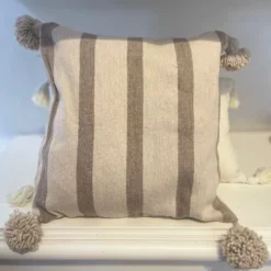 Coussin à pompon rayé en tissu naturel