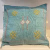Coussin Sabra bleu traditionnel fait main, tissé en soie de cactus avec des motifs marocains.