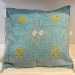 Coussin Sabra bleu traditionnel fait main, tissé en soie de cactus avec des motifs marocains.
