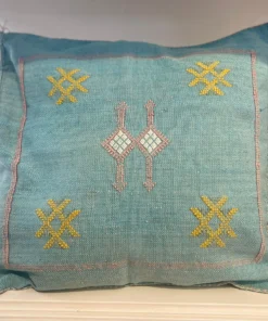 Coussin Sabra bleu traditionnel fait main, tissé en soie de cactus avec des motifs marocains.