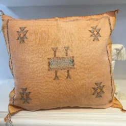 Coussin Sabra orange fait main au Maroc en soie de cactus naturelle