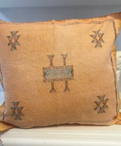 Coussin Sabra orange fait main au Maroc en soie de cactus naturelle
