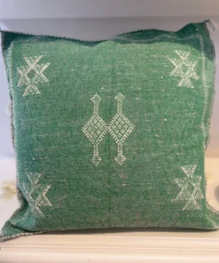 Coussin Sabra vert fait main, tissé en soie de cactus avec des motifs traditionnels marocains.