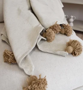 plaid artisanal avec pompons faits main
