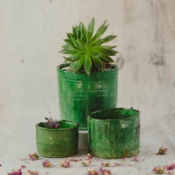 Pot vintage Tamegroute vert fait main, céramique artisanale du Maroc.