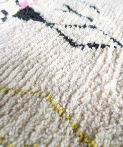 Tapis Béni Ouarain blanc à motifs