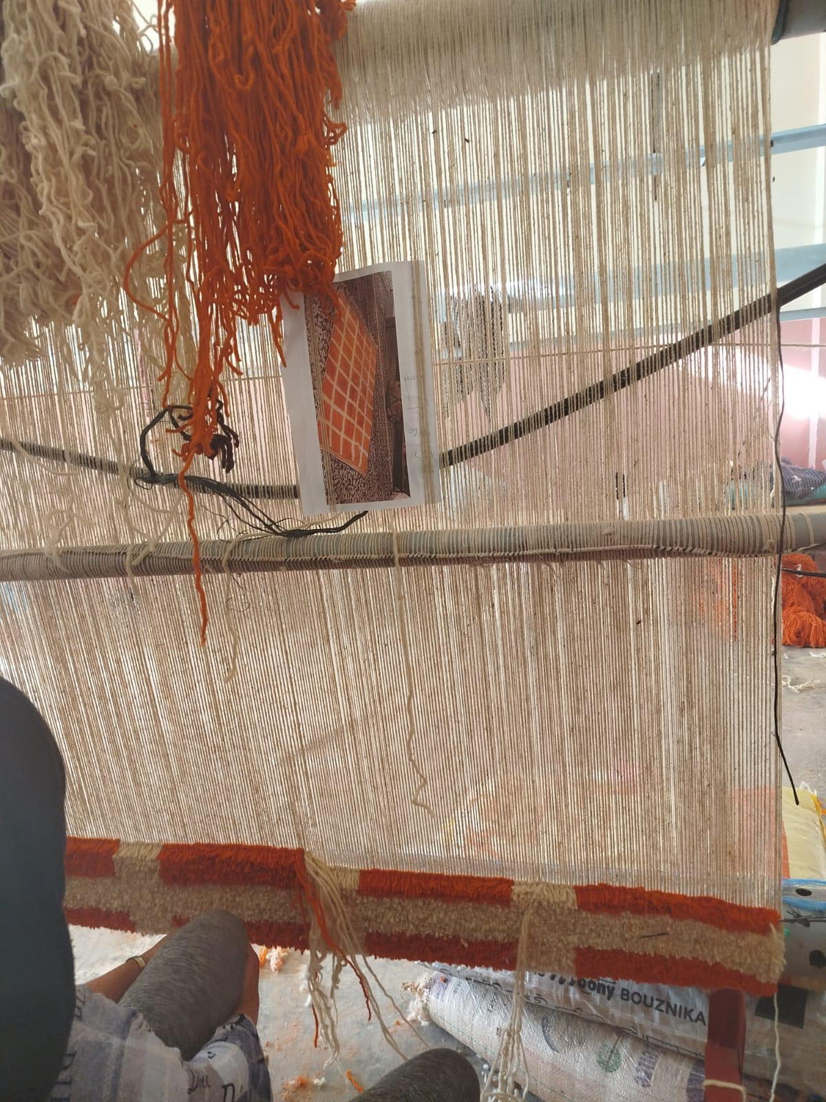Détail du tissage manuel d'un tapis berbère marocain