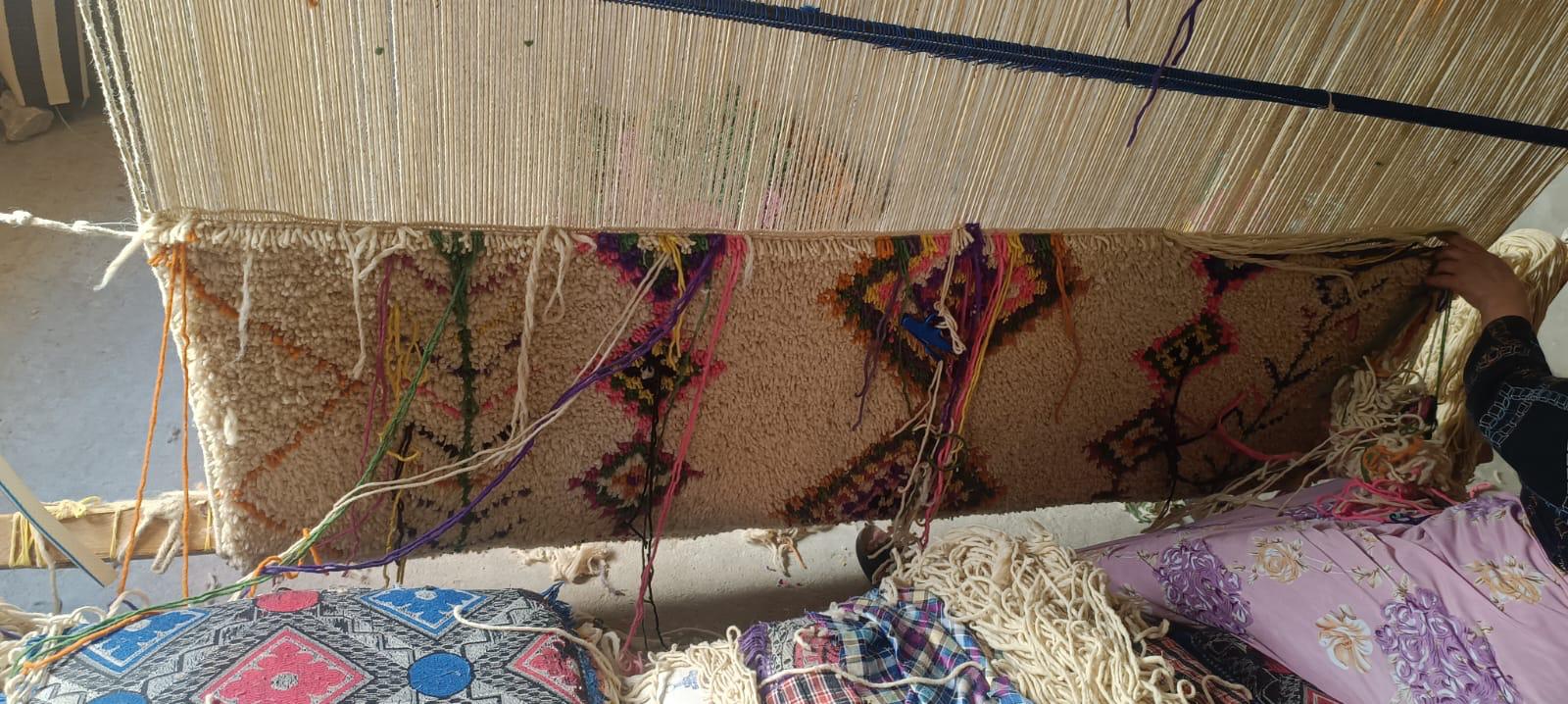 Détail de tissage serré d’un tapis Mrirt