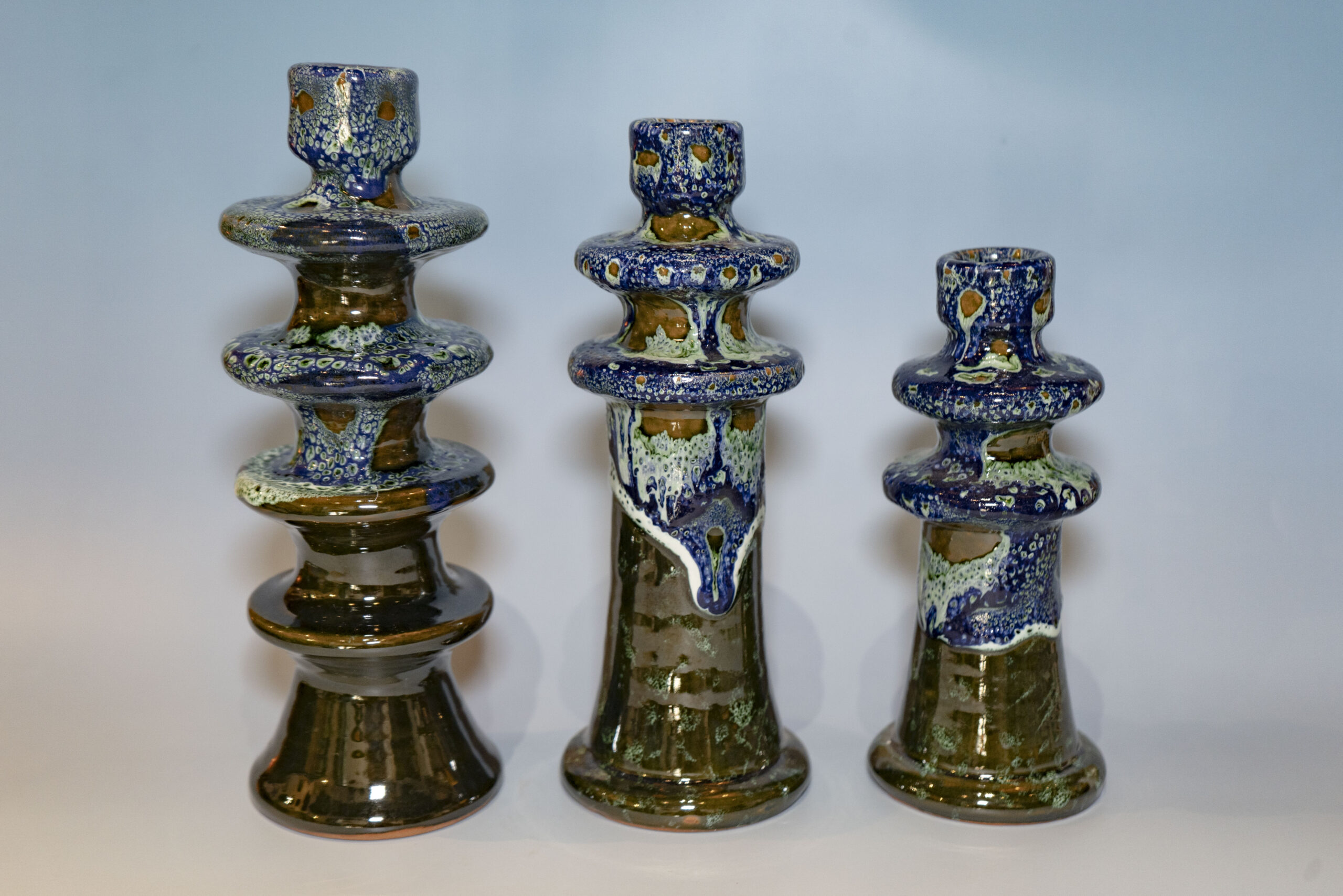 Intérieur équilibré avec peu de pièces artisanales