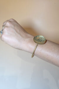 Bracelet Artisanal Touareg "Itri" en Laiton - Disque Martelé Fait Main