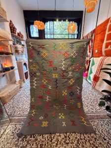 Tapis Kilim Berbère Fait Main – Gris avec Motifs Multicolores (1,5 x 2,8 m)