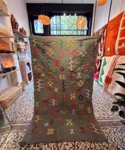 Tapis Kilim Berbère Fait Main – Gris avec Motifs Multicolores (1,5 x 2,8 m)