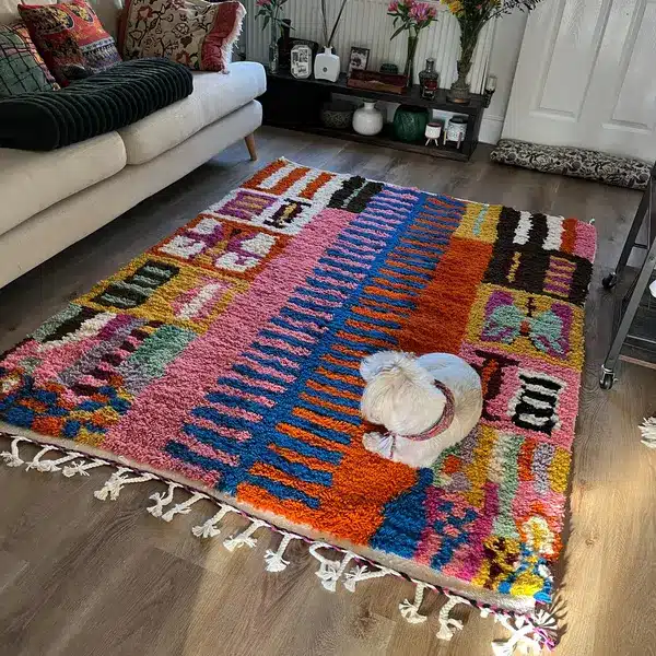 Tapis Kilim tissé à plat sur un sol chauffant