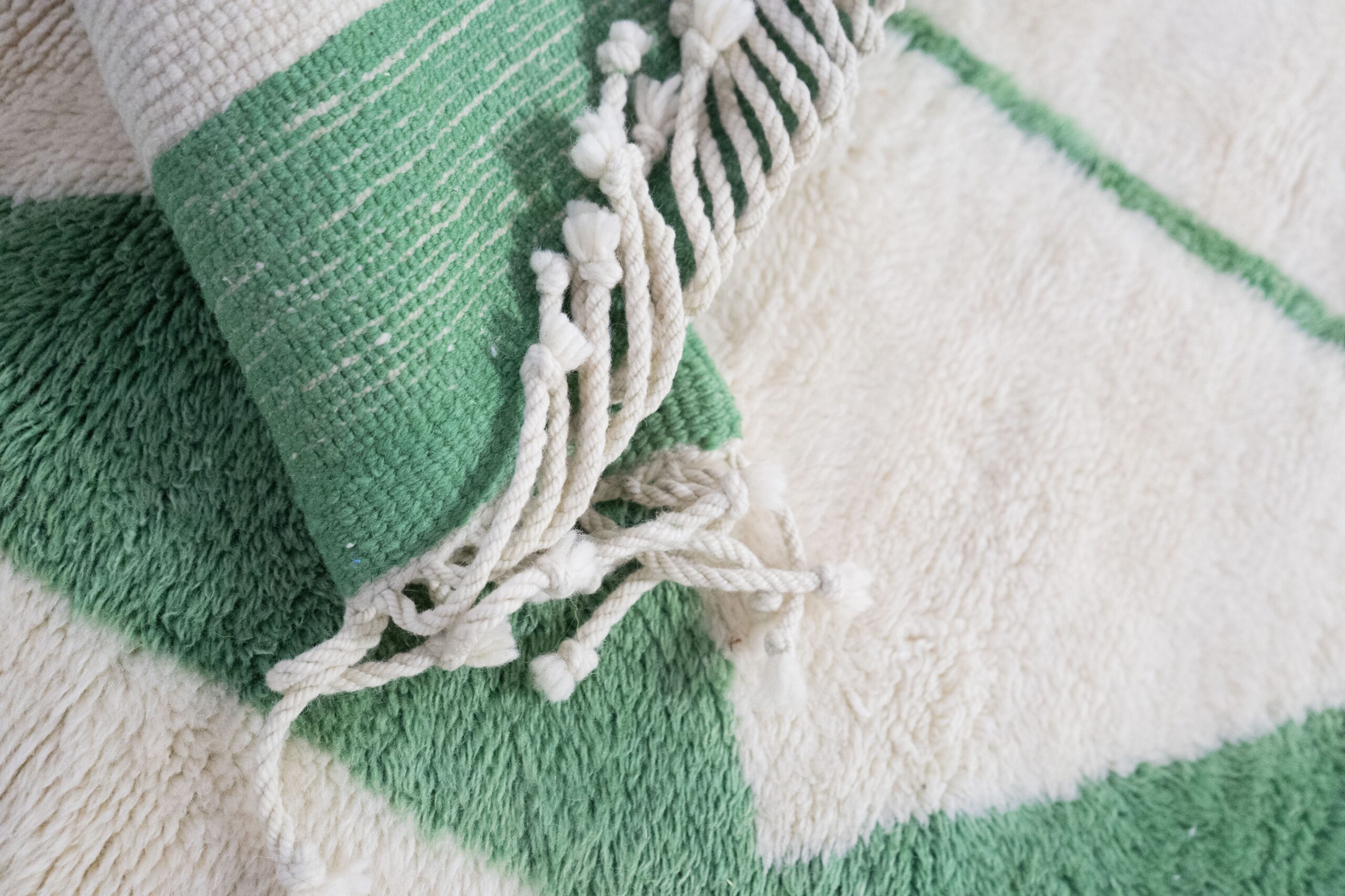 Détail d'un tapis artisanal en laine au showroom Chouïa Maison