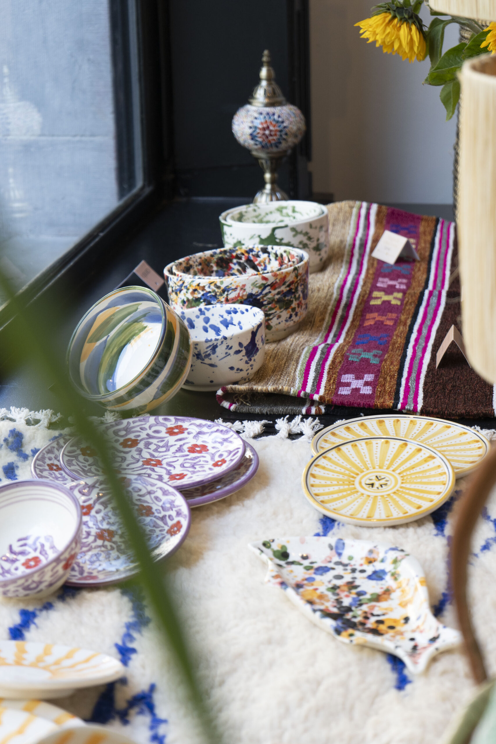 Équipe Chouïa Maison dans le showroom de tapis berbères à Bruxelles