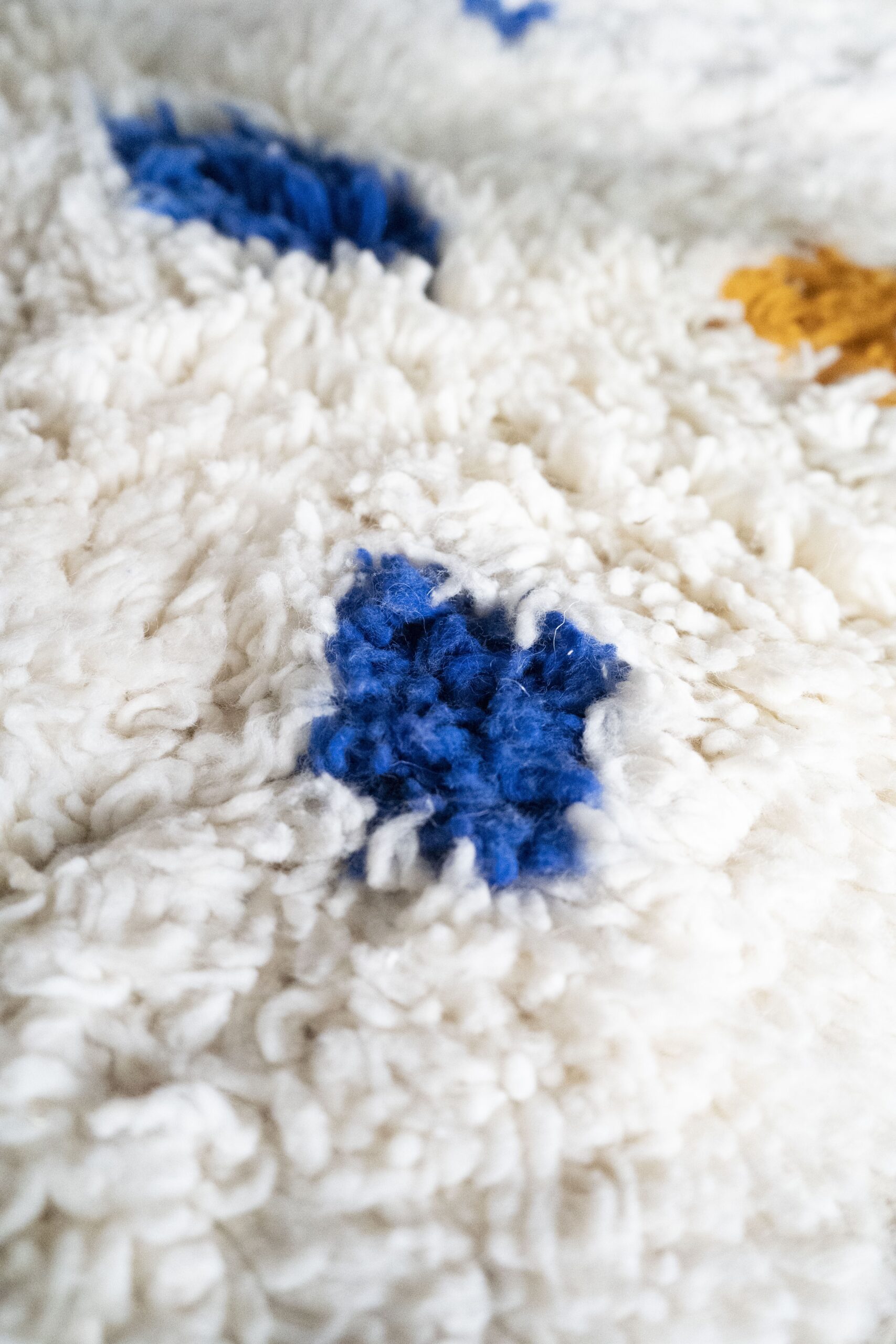 Matières artisanales et tapis berbère dans le showroom Chouïa Maison