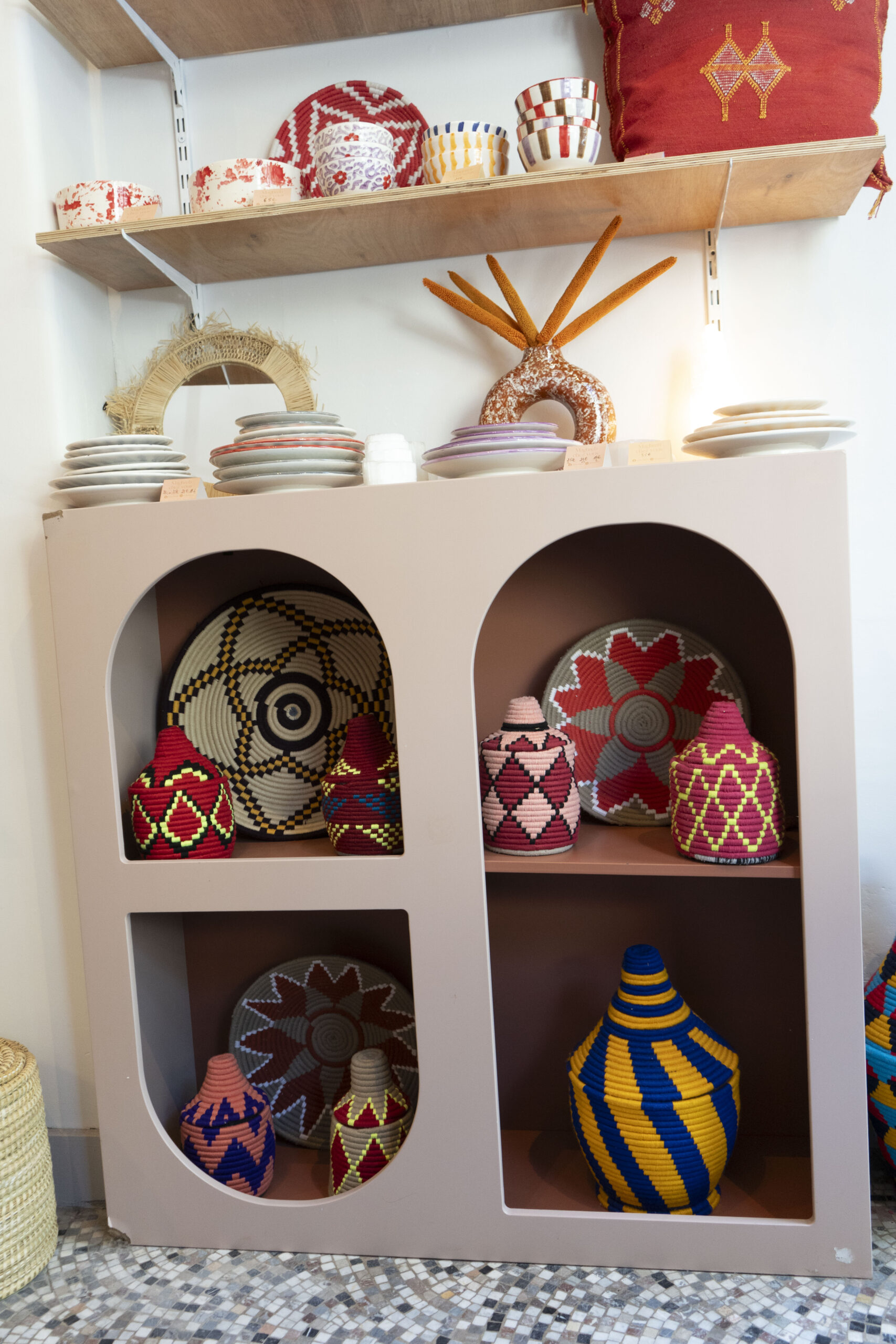 Miroir doré associé à de la décoration marocaine