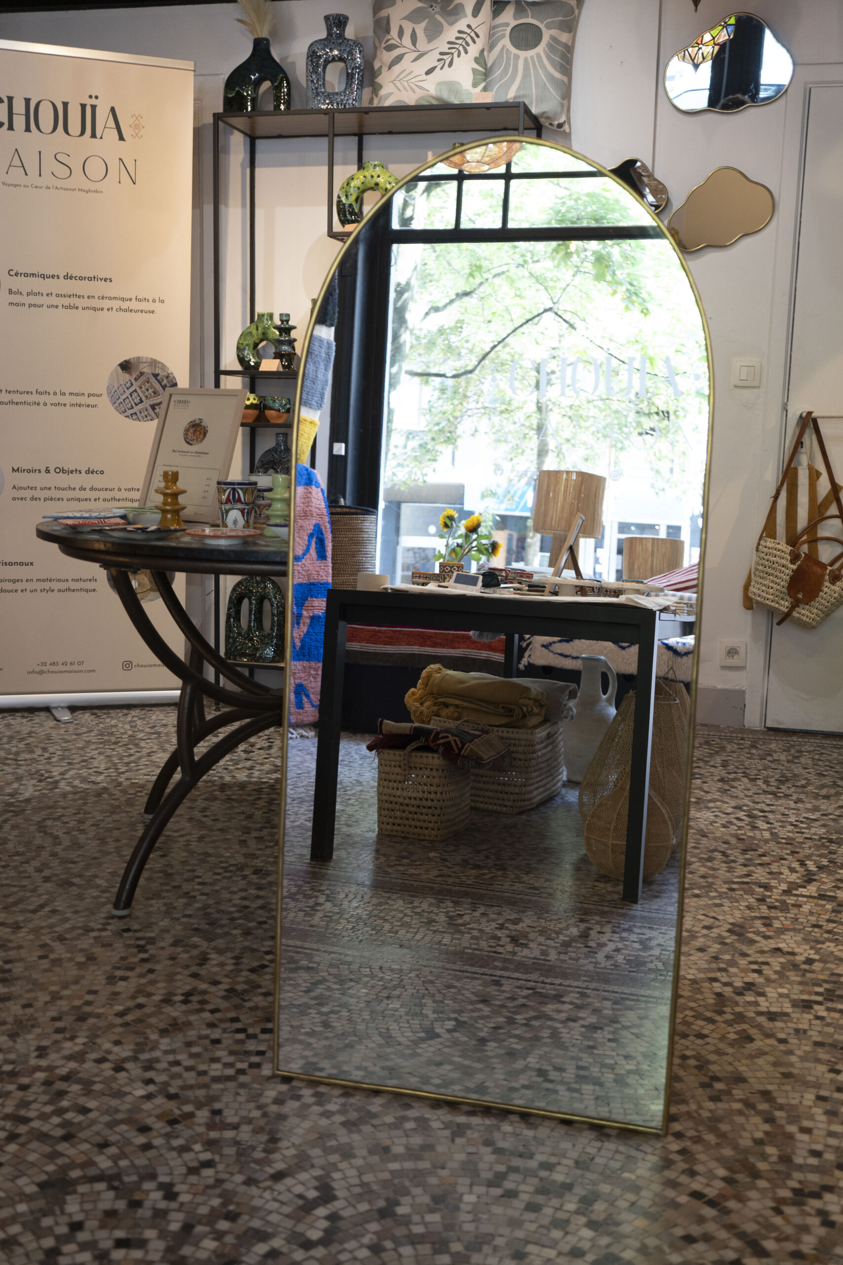 Miroir artisanal en métal doré dans un intérieur à Bruxelles