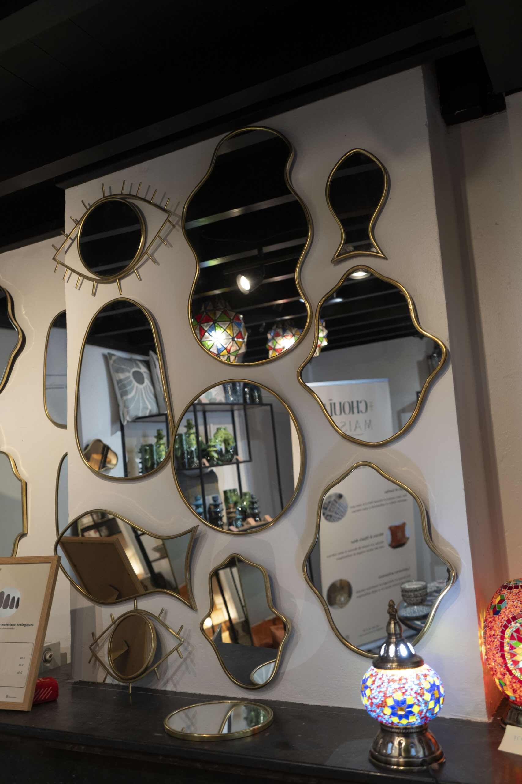 Miroir artisanal doré au showroom Chouïa Maison à Bruxelles
