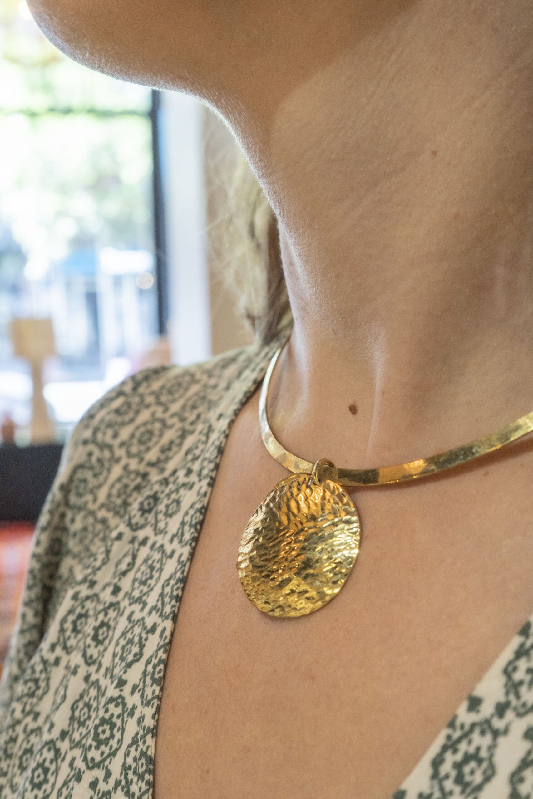 Bracelets et objets artisanaux au showroom de Saint-Gilles