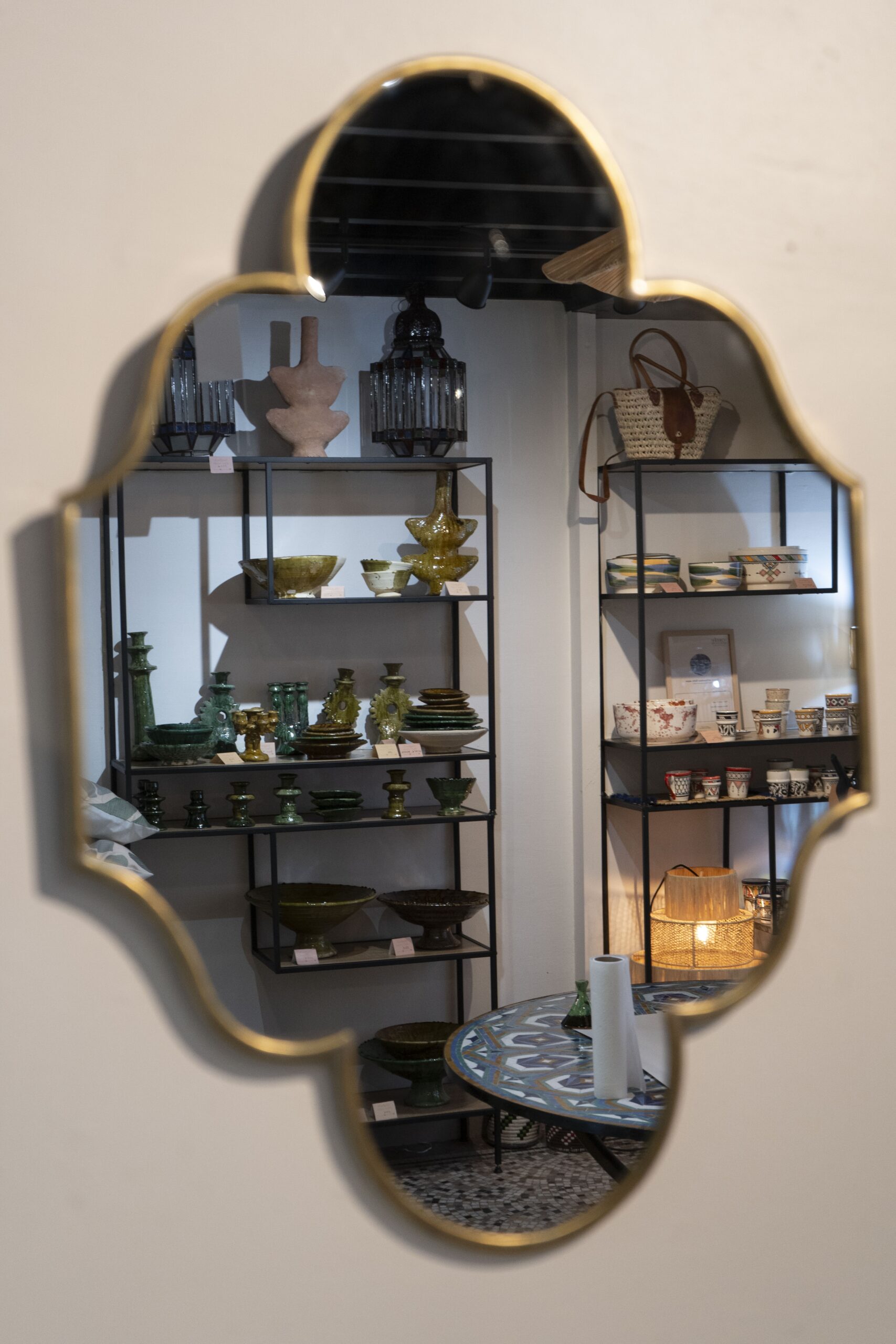 Miroir artisanal doré, forme organique
