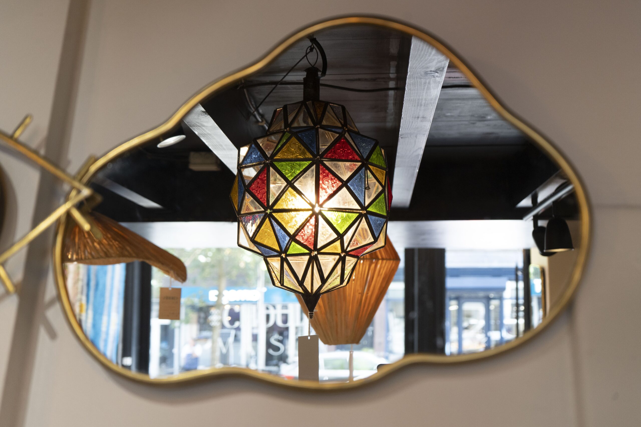 Miroirs artisanaux en laiton au showroom Chouïa Maison