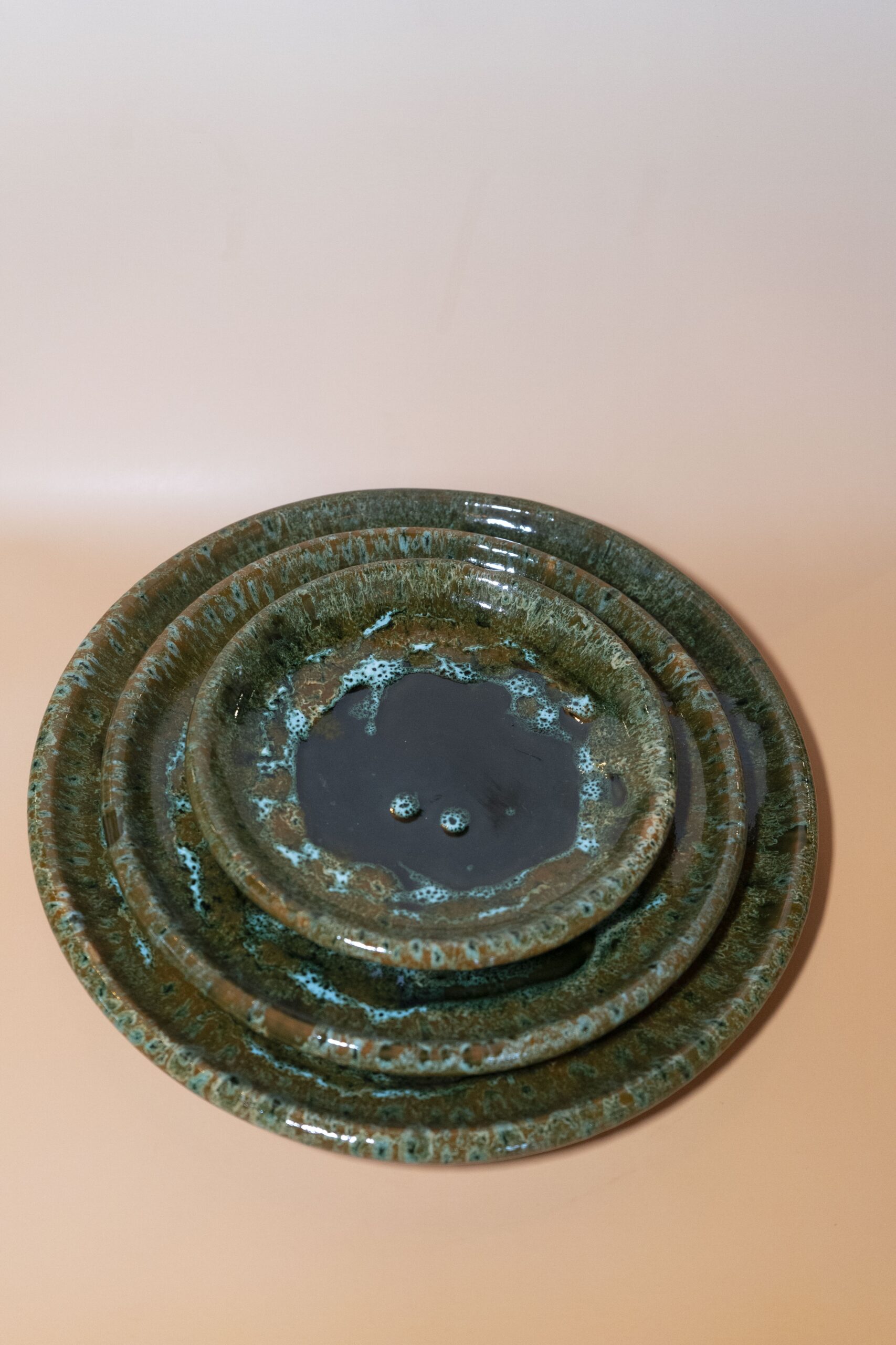 Poterie verte associée à un tapis berbère
