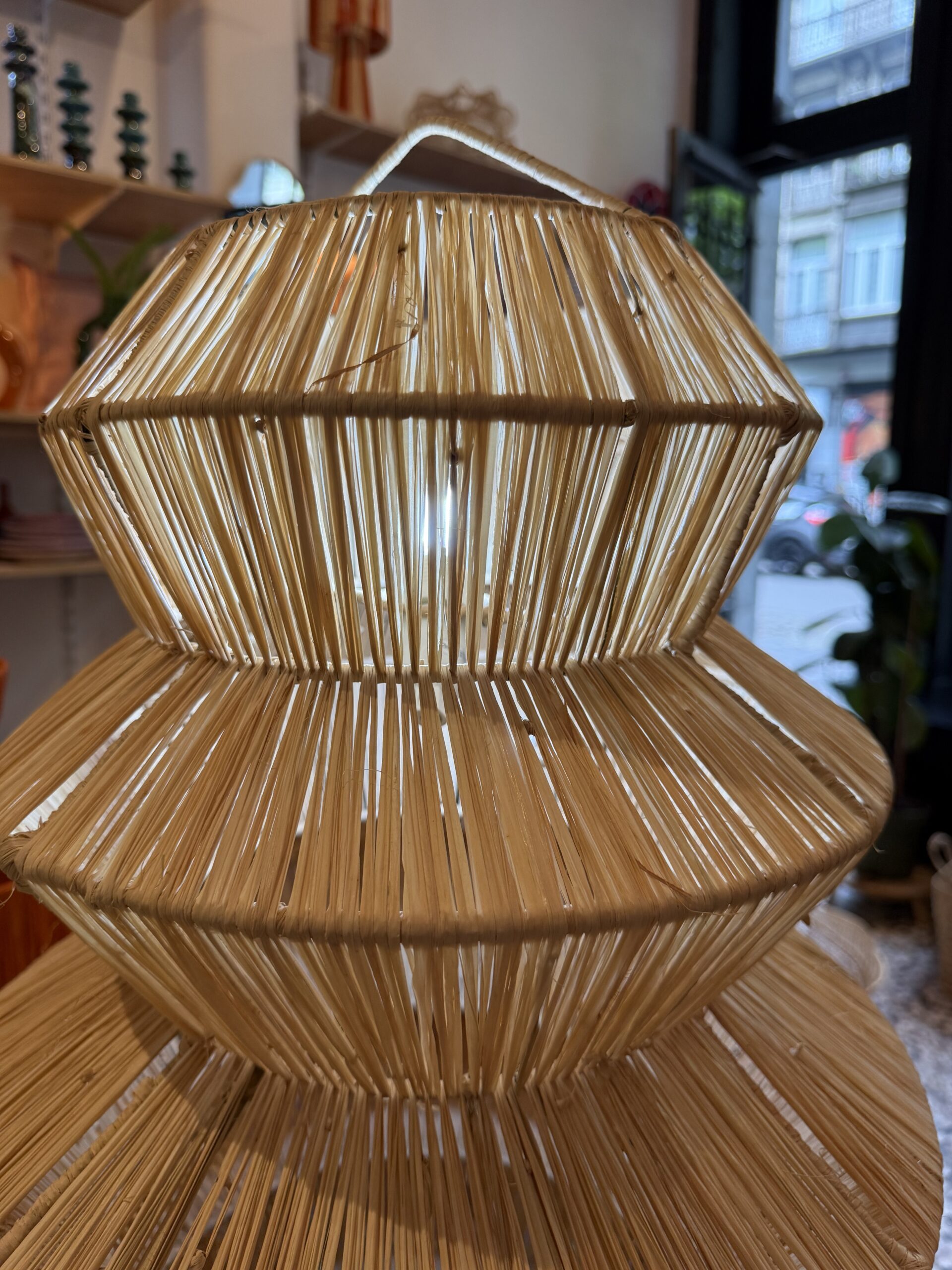 Lampe en raphia au showroom Chouïa Maison