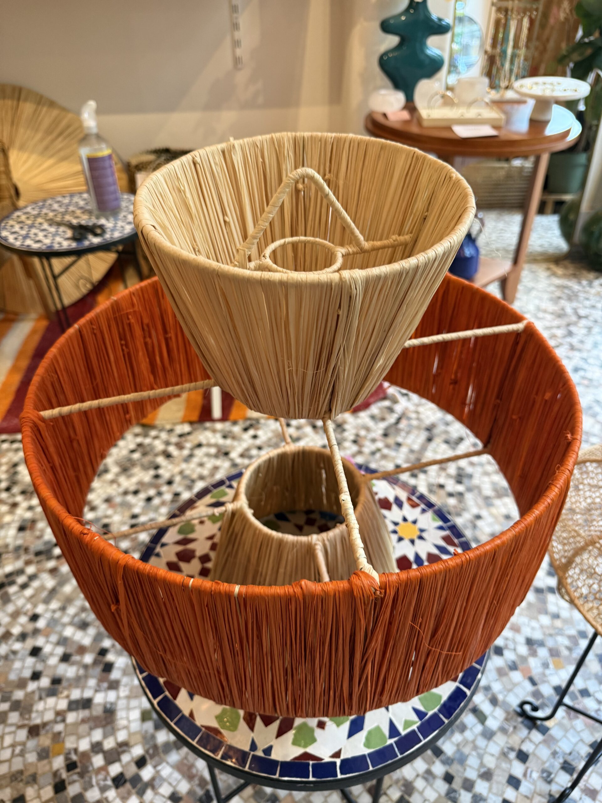 Luminaire artisanal dans un salon