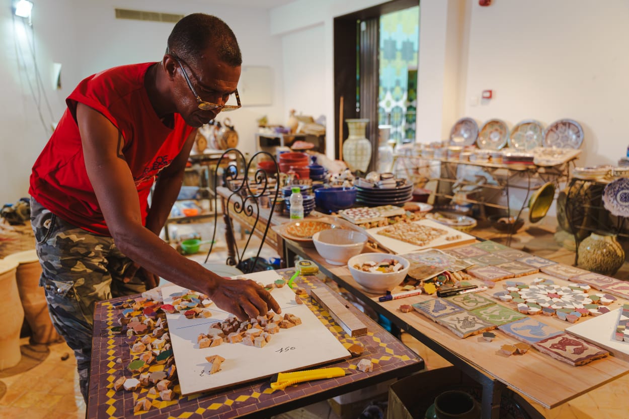 Atelier mosaïque marocaine zellige chez Chouïa Maison à Bruxelles