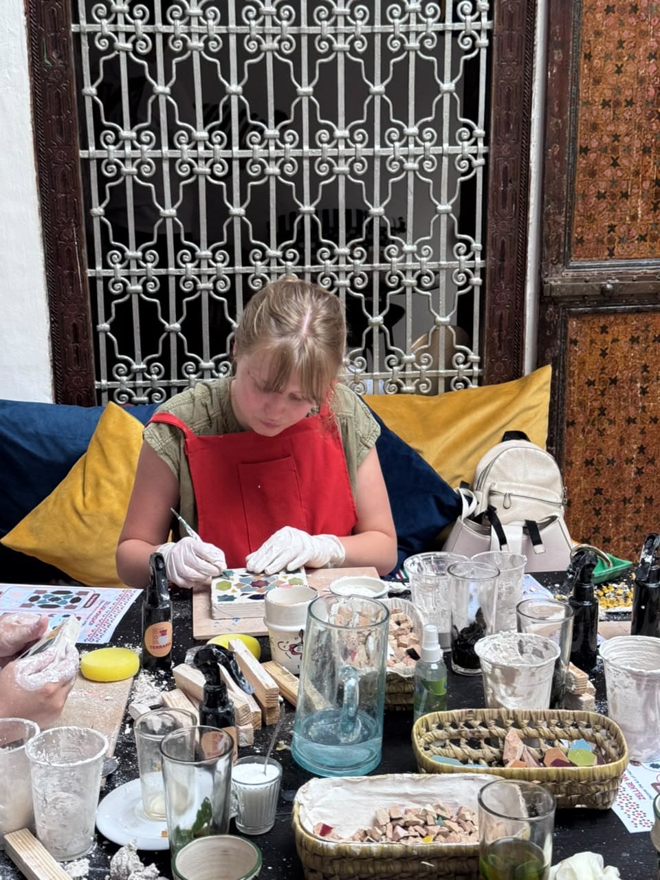 Intérieur d'un riad marocain avec mosaïque de zellige traditionnel