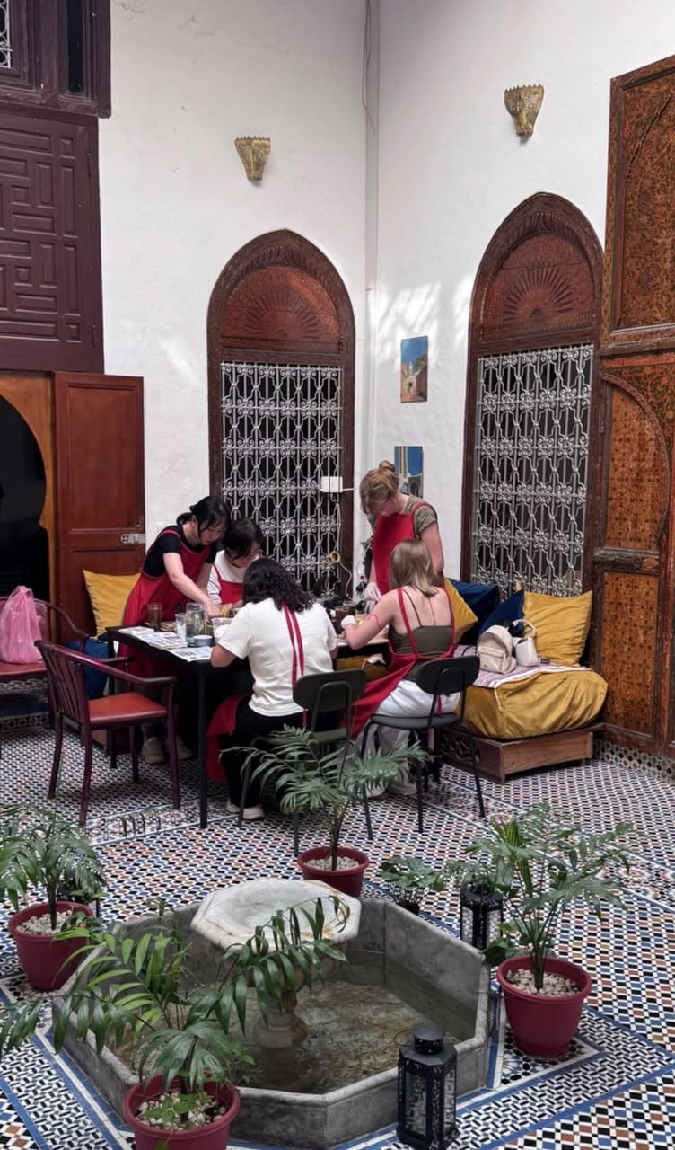 Ambiance conviviale d'un atelier mosaïque marocaine à Bruxelles